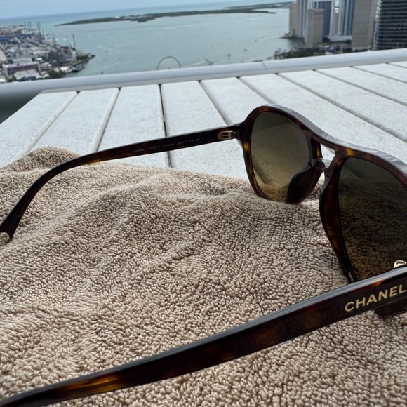 CHANEL Pilot sunglasses - Picture 10 of 13